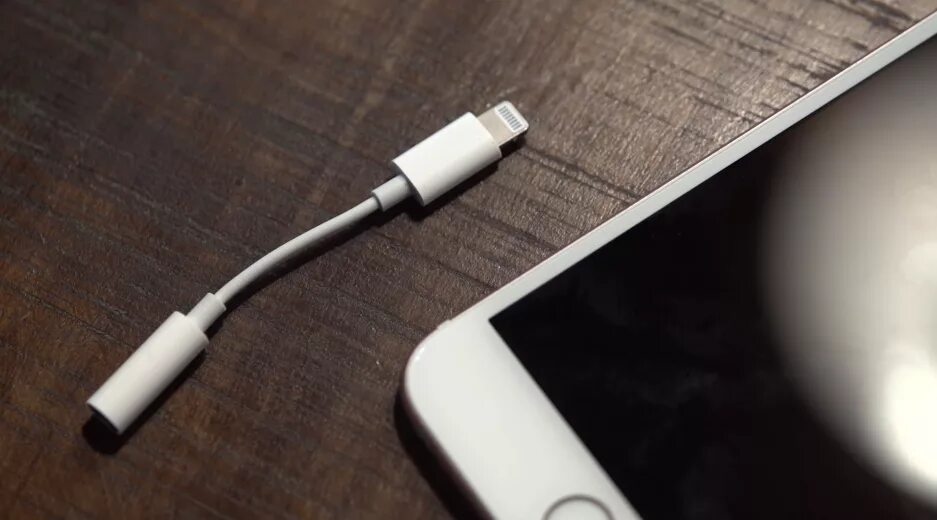 Айфоновские наушники к андроиду. Apple Lightning на 3.5mm Jack. Переходник Лайтнинг на 3.5 айфон. Переходник с Apple Lightning на Audio Jack 3.5. Iphone 7 наушники разъем.