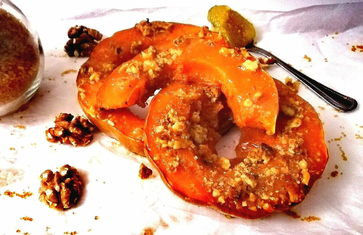 Запеченная тыква. Запеченная тыква с фисташками. Печёная тыква в духовке с медом и корицей. Тыква запеченная с медом и орехами. Тыква запечённая в духовке с грецкими орехами и корицей.