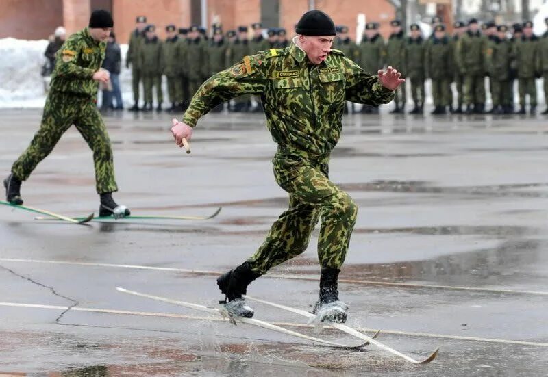 Военный сбежал из россии. Армия приколы. Демотиваторы про армию. Российская армия приколы. Российский солдат бежит.