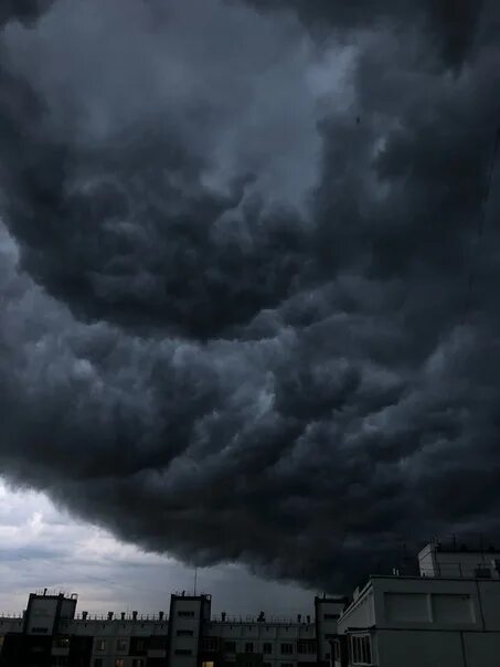 Туча ужасный. Страшные тучи. Страшные черные тучи. Страшное облако черные. Очень темные тучи.