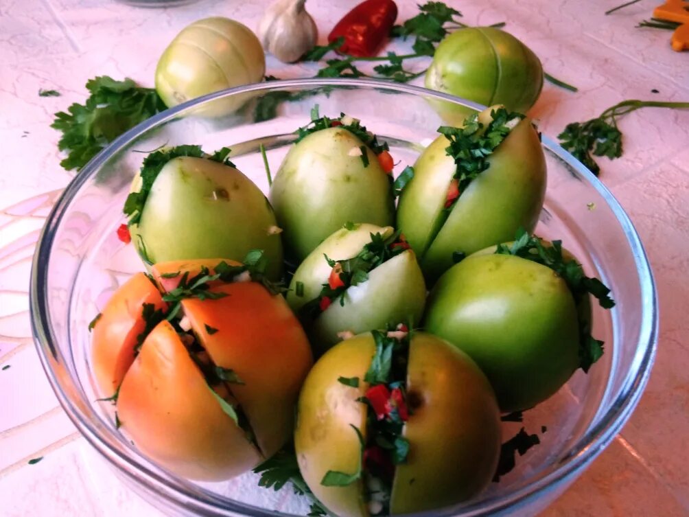 Зелёные помидоры по грузински. Зеленые помидоры грузински. Зеленые фаршированные помидоры по грузински. Зеленые помидоры назему. Приготовить на зиму помидоры с чесноком