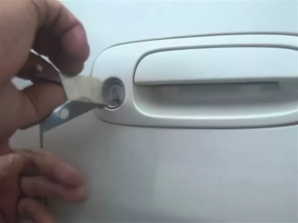 тойота королла вскрыть капот. заглушка личинки замка двери vesta. как вскрыть тойоту камри. личинка замка двери тойота витц. открыть машину тойота камри без ключа.