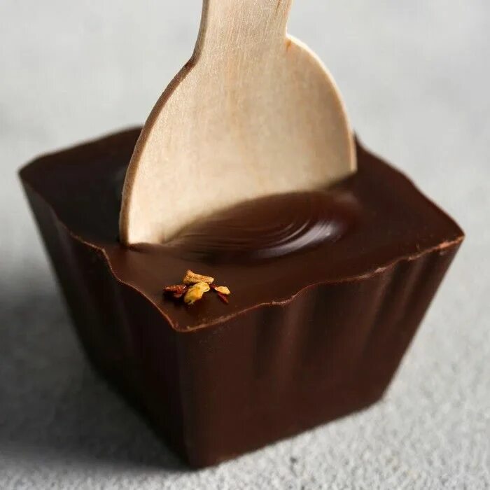 50 г шоколада. Шоколадная ложка. Шоколадные ложечки. Шоколад на ложке. Фигурный шоколад ложка.