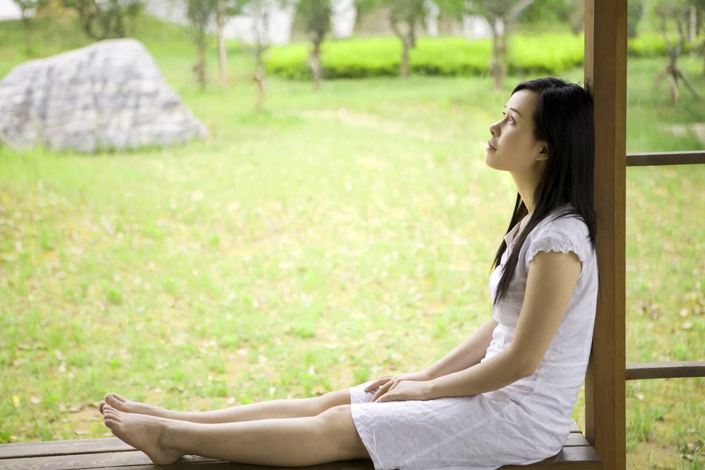 Resting woman. Girl sitting on the ground. He girl is sitting фото. A girl resting.