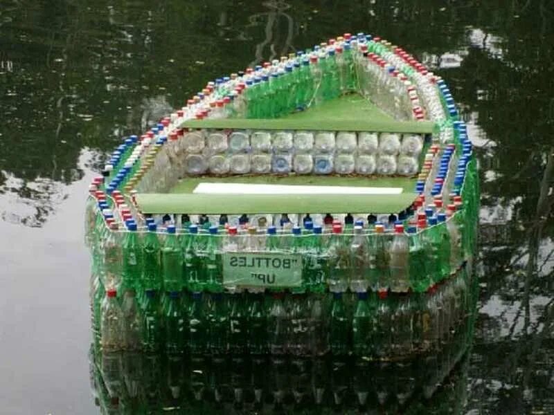 Что можно сделать лучше хотя. Лодка из бутылок. Лодка из пластиковых бутылок. Лодка из баклажек. Лодка из пластмассовых бутылок.