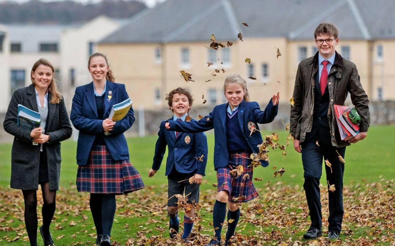 Children in britain school. Школа сент Эндрюс Англия. Шотландия сент Эндрюс студенты. Университет сент Эндрюс униформа. Шотландия школа форма.