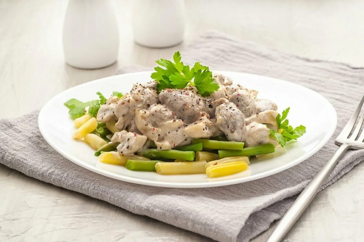 Бефстроганов из грудки. Куриный бефстроганов. куриные сердечки в сметанном соусе. куриные сердечки в сырном соусе. куриные сердечки в сливочном соусе.