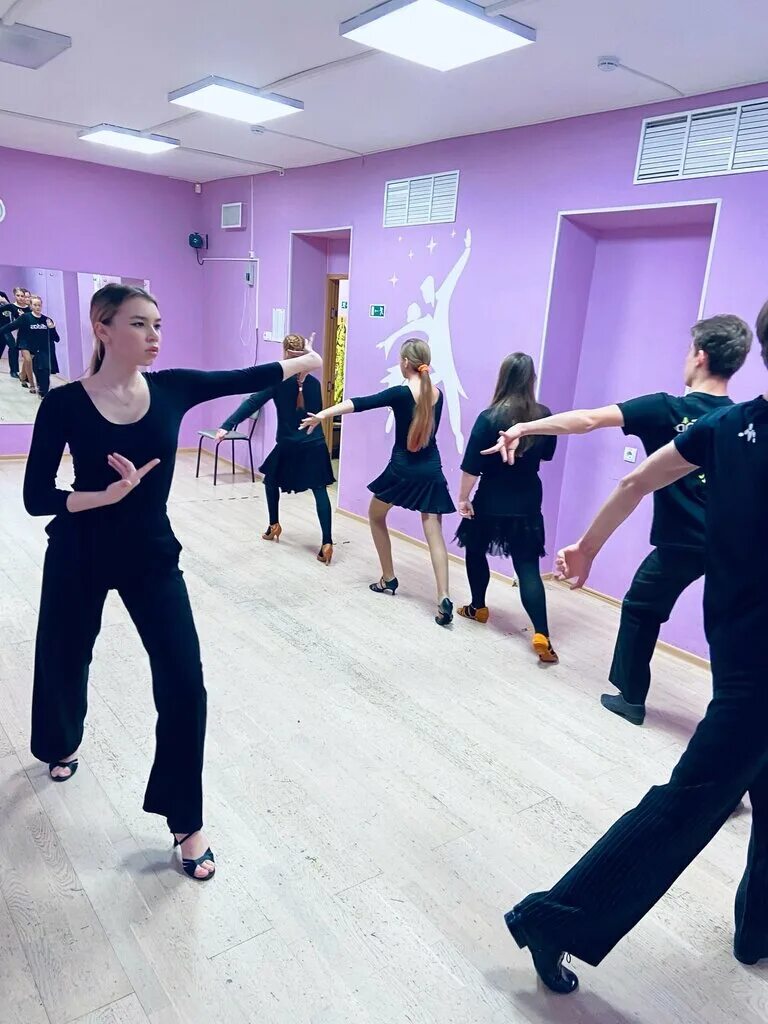 Молодежный центр спб. Клубы спб для несовершеннолетних. Руставели 37 спб сцена. Санкт-петербург руставели 37 атлант. Петербургские львы подростково-молодежный клуб.