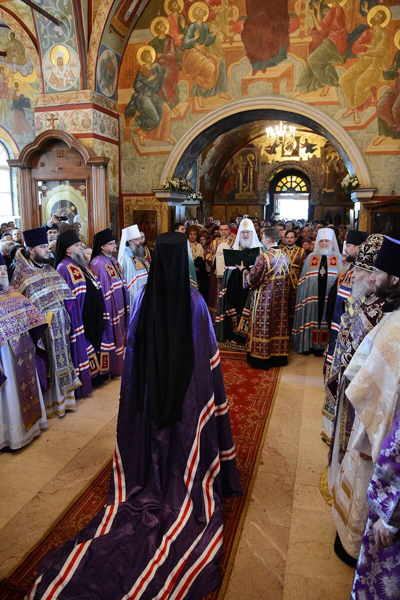 служба в храме крылатское