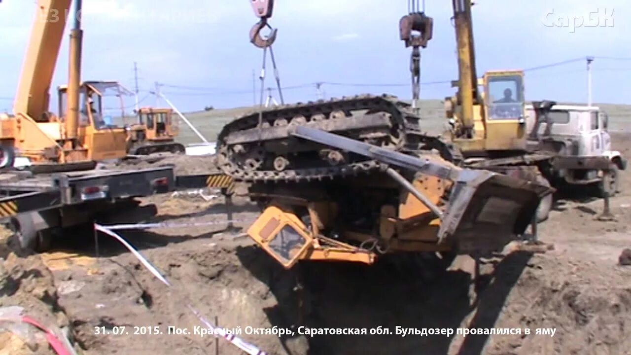 Колмар упал бульдозер. Опрокинулся бульдозер. Бульдозер заезжает на трал. Несчастный случай с бульдозером. Бульдозер интернационал тд-25с.