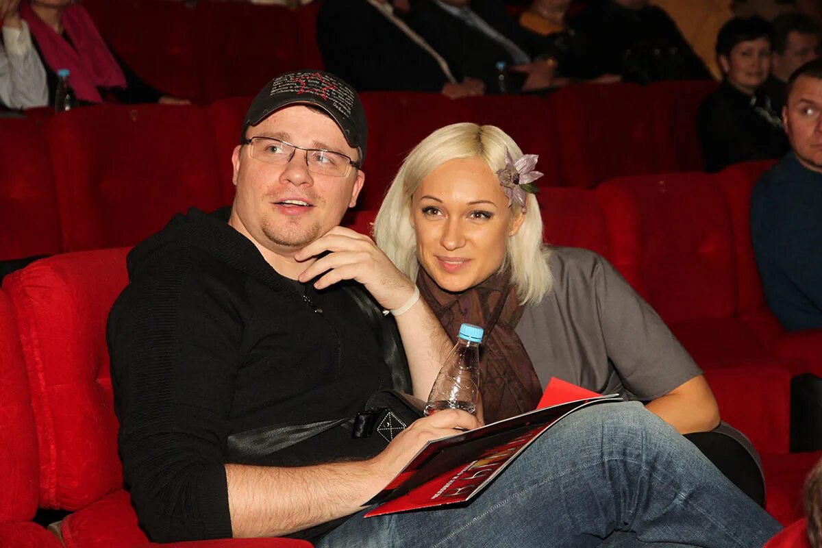 Жена бульдога харламова. Гарик харламов жена. Бульдог харламов жена. Гарик харламов жена. Гарик бульдог харламов 1 жена.