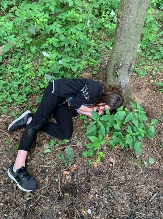 Пьяные женщины на природе. Пьяная женщина валяется. Пьяные девчонки на даче. Пьяные девочки в кустах. Пьяная девушка на уклиц.