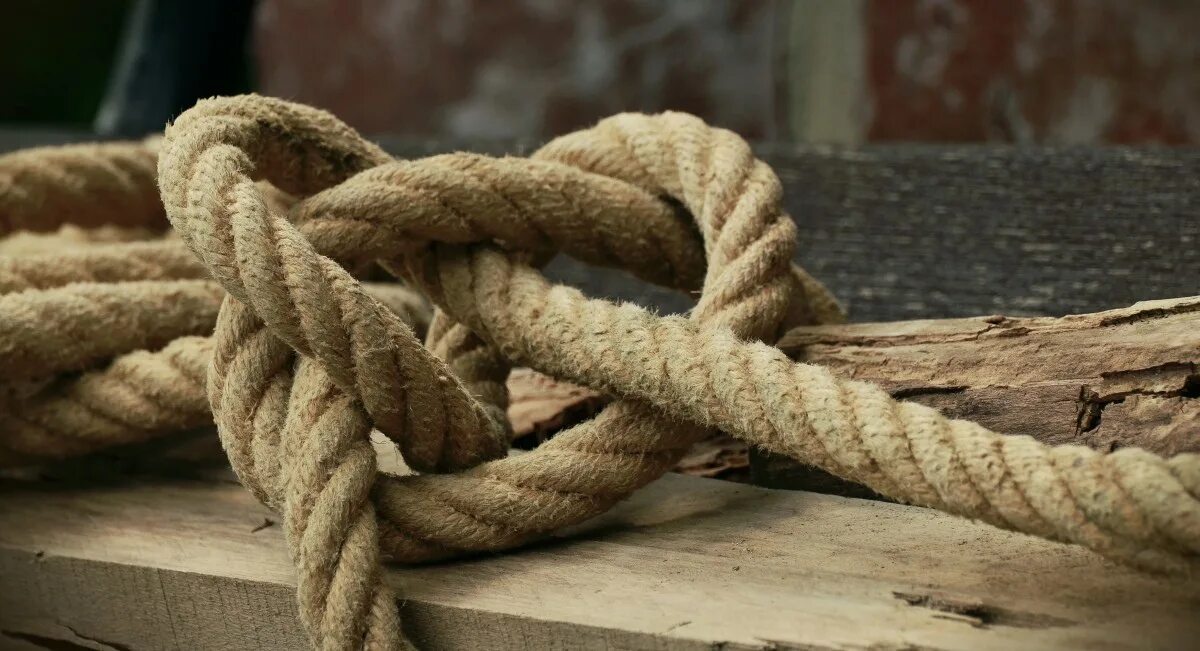 Веревка хороша а речь. Веревка. Веревка канат. Корабельный канат. Морской узел веревка.