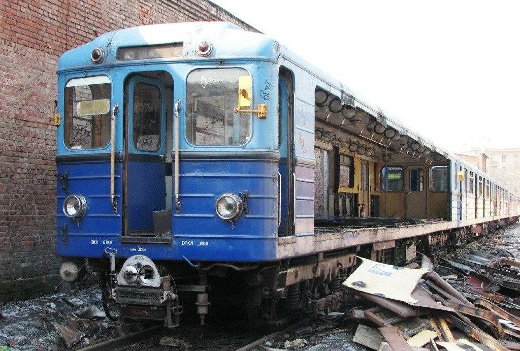 Вагон разборка. Списанные еж-3. утилизация вагонов 81-717. списанные вагоны метро. утилизация вагонов метро.
