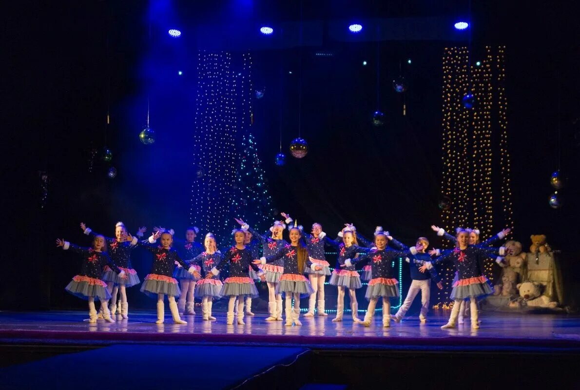 восхищение ребенком. восторженный ребенок. театр восторг. дети в зрительном зале. цирк публика.