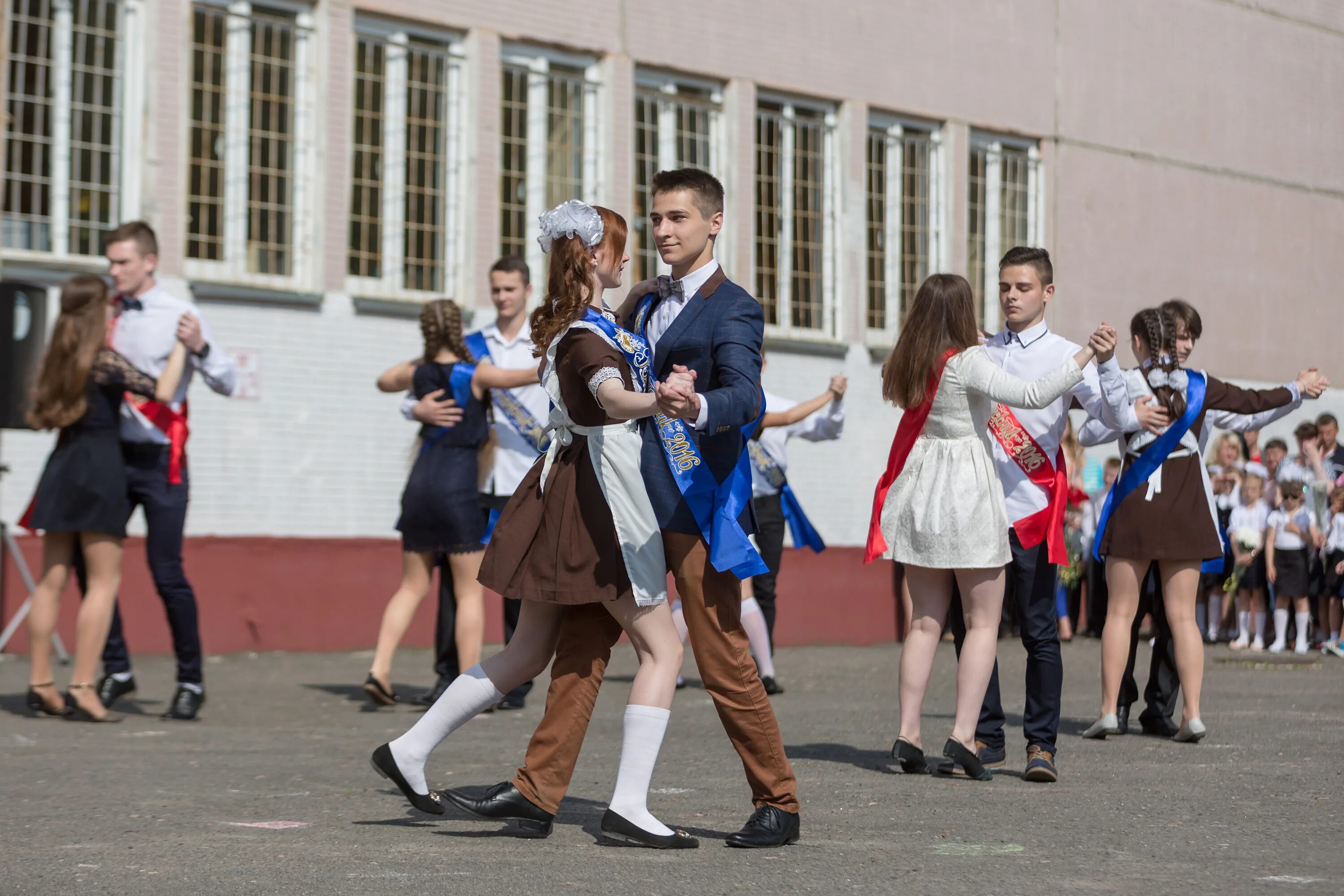 Вальс на выпускной 2024. Выпускной вальс. Выпускной вальс фото. Прощальный вальс выпускников. Вальс выпускников на улице схема.