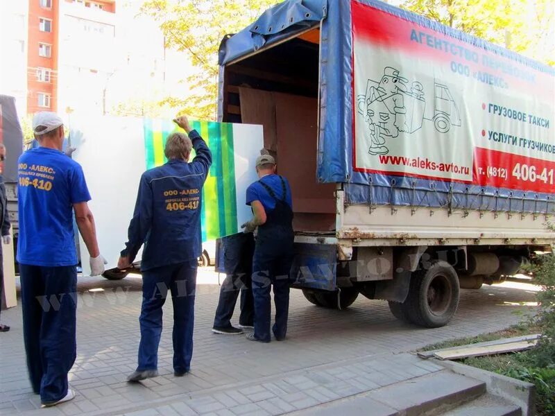 Смоленск переезд. Услуги грузчиков Смоленск. ООО Алекс переезд без проблем. Реклама на кабинете грузовика фото.