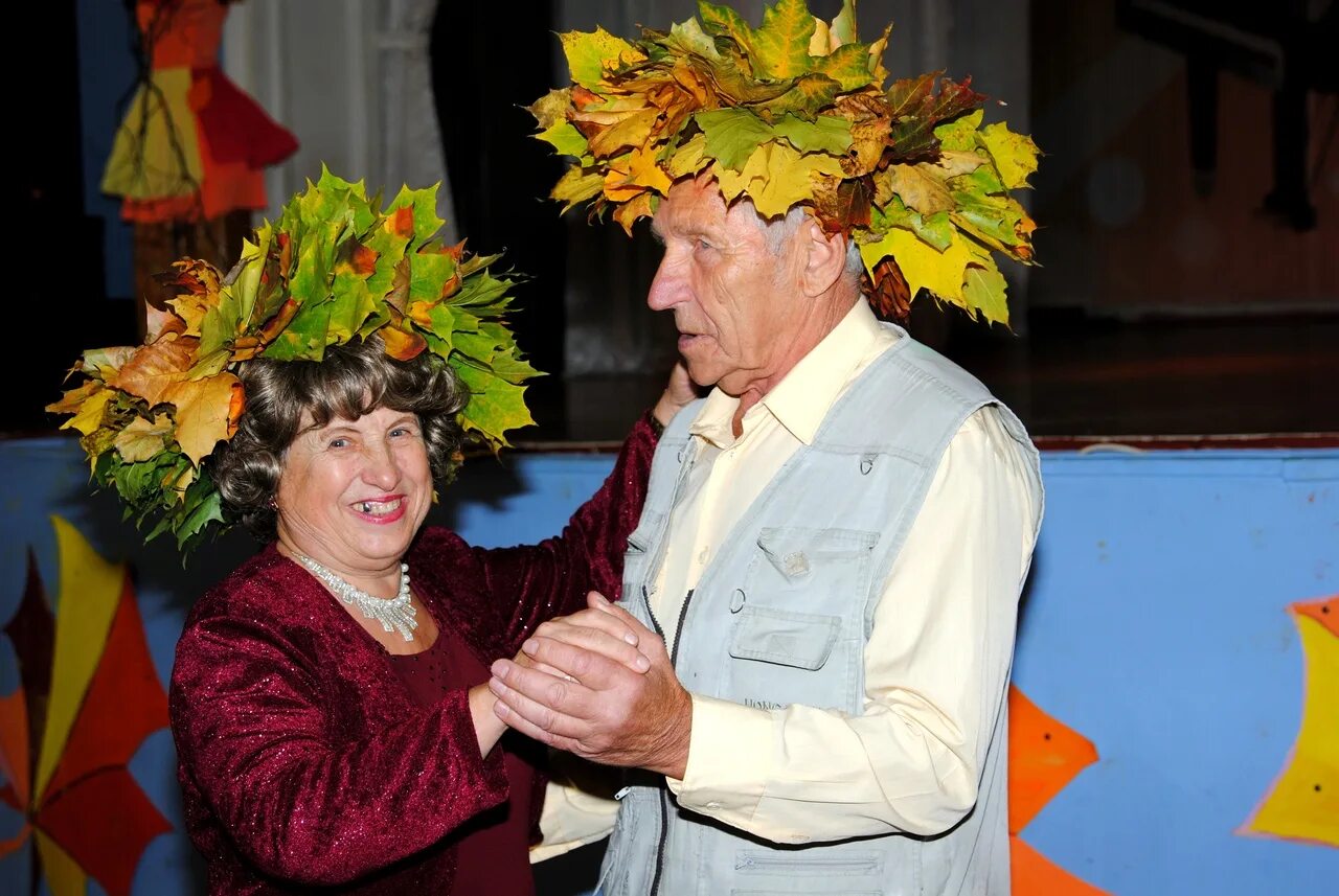 Чаепитие для пожилых людей. Новый год в доме престарелых. Новогодний праздник для пенсионеров сценарий. Вечер отдыха для пожилых. Мы за чаем не скучаем.