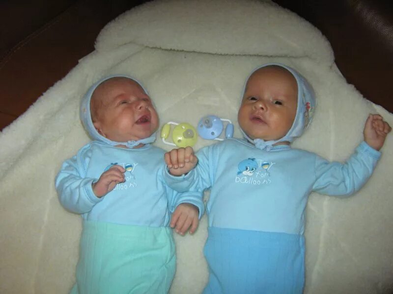 Купание двойняшек новорожденных. Родились двойняшки. Что дали за двойню. Мои двойняшки. Двойня.