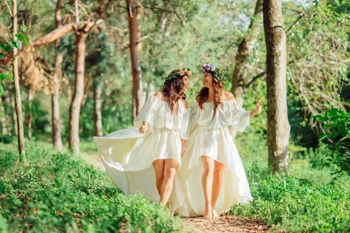 две подружки в лесу. фотосессия подруг в лесу. фотосет в лесу. эросессия двух девушек. две подружки в лесу.