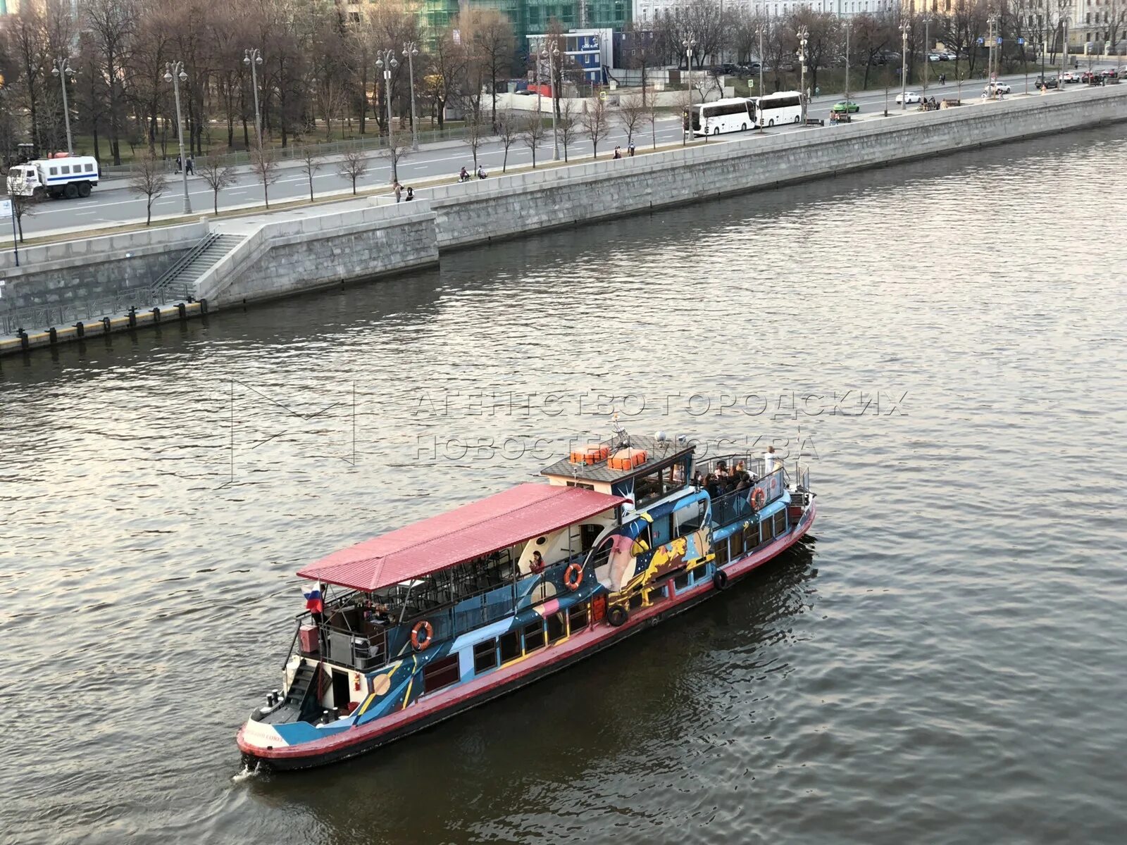 Навигация на Москве реке. Летняя пассажирская навигация на Москве-реке. Речная навигация в Москве. Река клуб Москва.