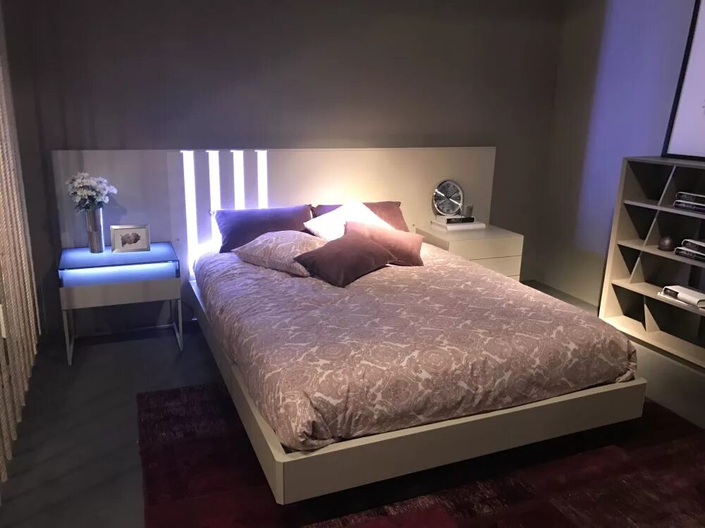 Вода в изголовье на ночь. Кровать Magnetic Floating Bed. Кровать с подсветкой в изголовье. Изловьекровати с подсветкой. Кровать двуспальная с подсветкой в изголовье.