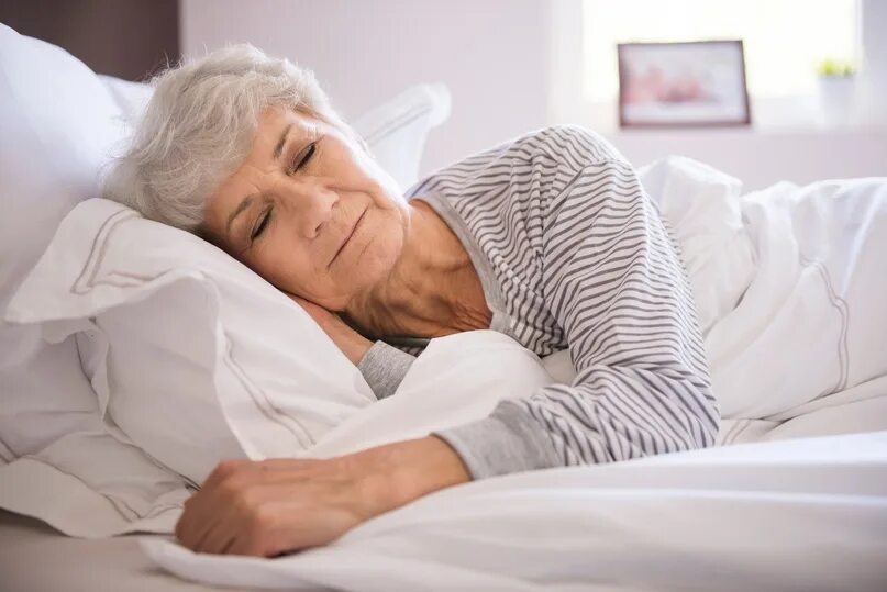 Бабки в постели. Пожилые женщины в постели. Спящие пожилые женщины. Пожилые женщины на кровати. Пижама для пожилых женщин.