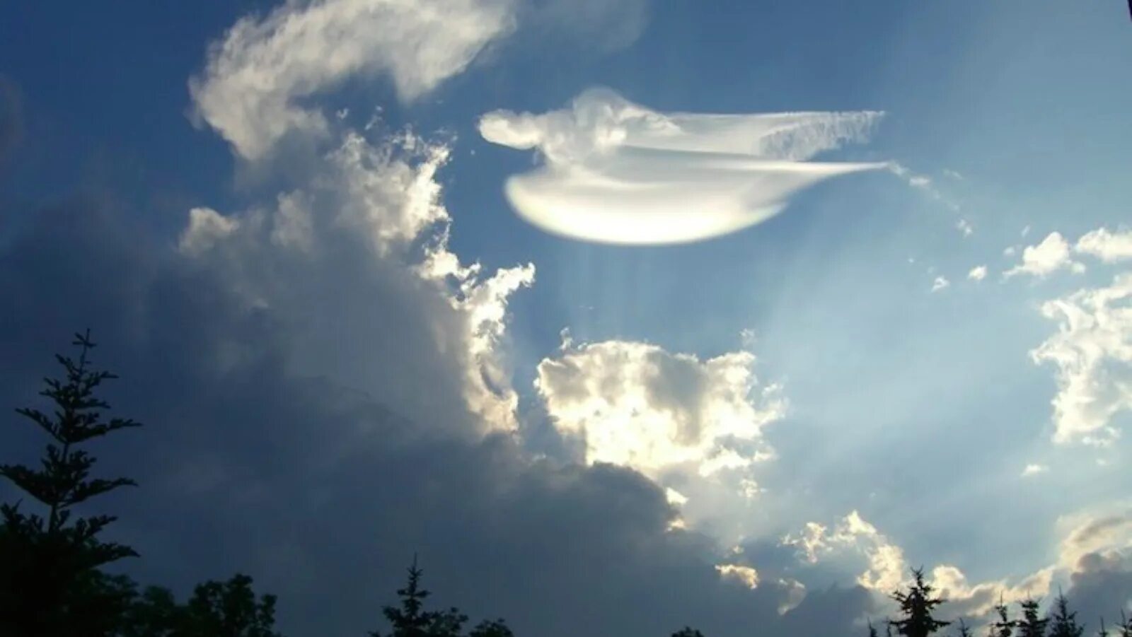 Облака. Необычные облака. Глаза в небе. Небесные ангелы.