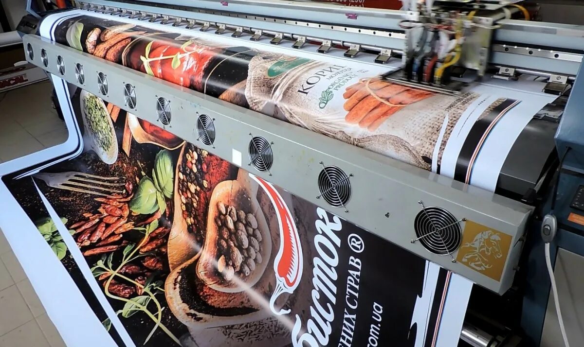 Самоклейка интерьерная печать. Печать на самоклеющейся пленке. Широкоформатная самоклейка. Печать на пленке самоклеящейся. Печать этикеток на самоклеющейся пленке.