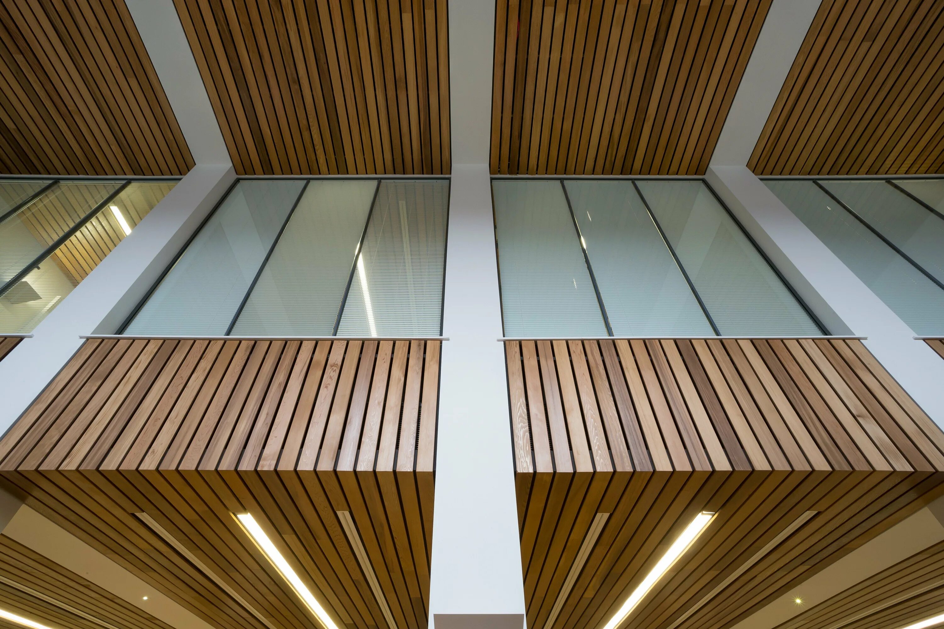 Обшивка деревом. Подвесной металлический потолок durlum 600[1200. Деревянный потолок в интерьере. Asma tavan натяжные потолки. Фасад потолка.