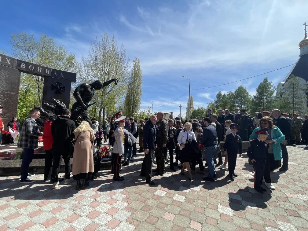 Сквер имени Победы Саратов. 22 Июня Саратов парк Победы. Парк день Победы в Саратове. Саратов Обелиск погибшим в спецоперации. Увековечили память погибших