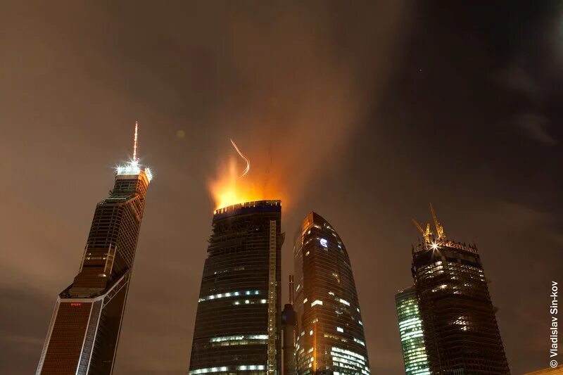 Горит башня. Башня федерация пожар. башня восток москва сити пожар. пожар в москва сити 2012. пожар на башне москва сити 2012.