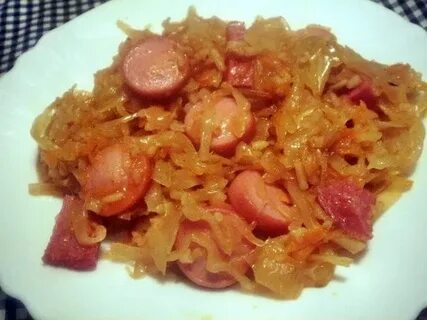 Тушеная капуста с колбасками на сковороде