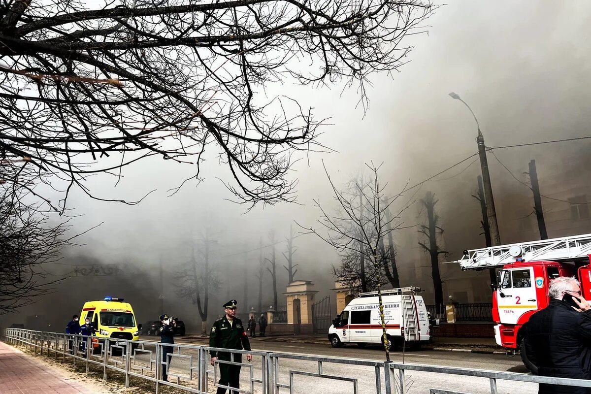 Цнии вко тверь пожар. Убитый дом в деревне. Пожар в твери 2024. Пожар в твери 2024. Горящее здание.
