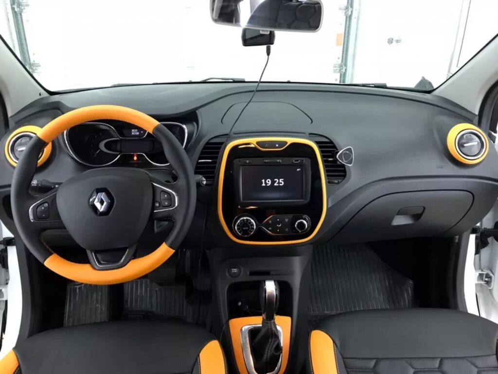 Рено Каптур оранжевый салон. Руль Рено Каптур. Рено Каптур салон. Renault Kaptur 1 руль.