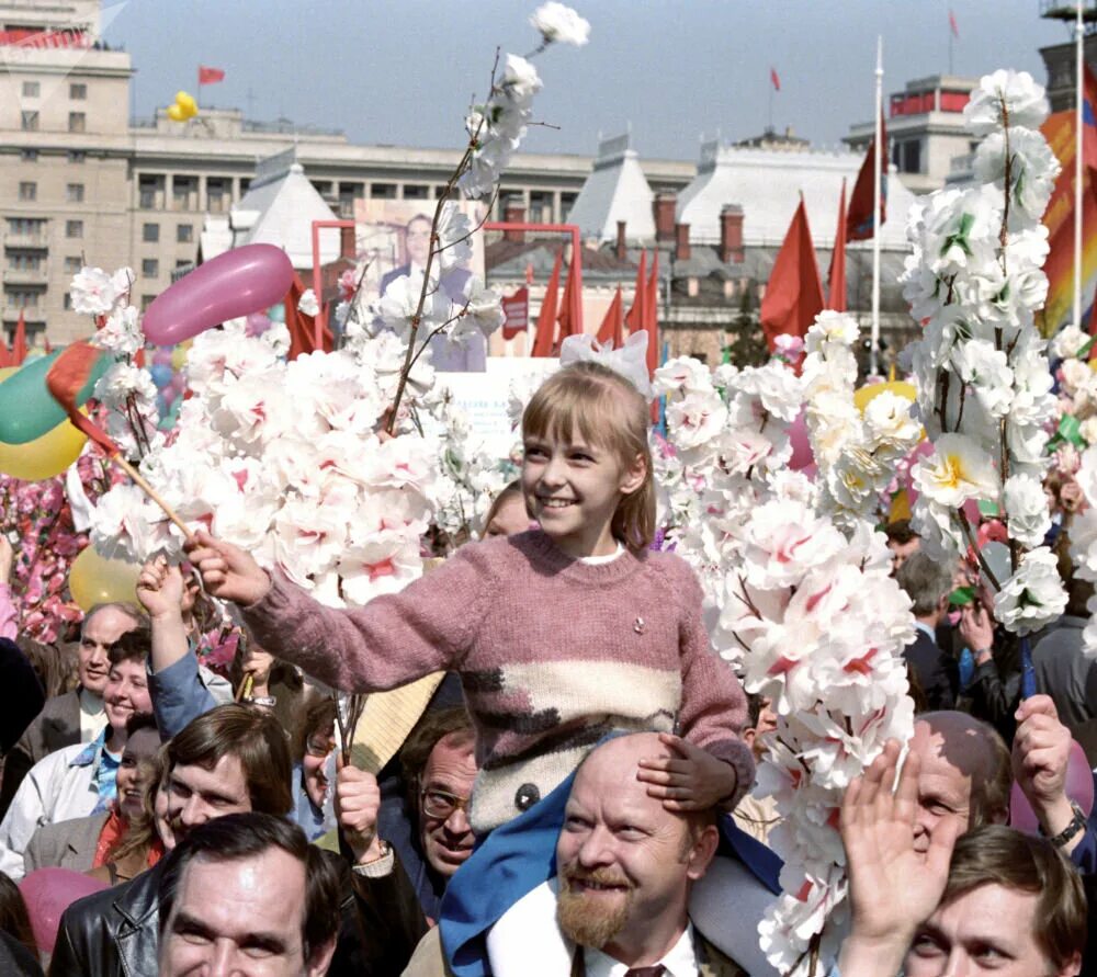 5 мая праздничный. Первомай парад СССР. Первомай 1987. Демонстрация 1 мая в СССР. Парад 1 мая СССР.