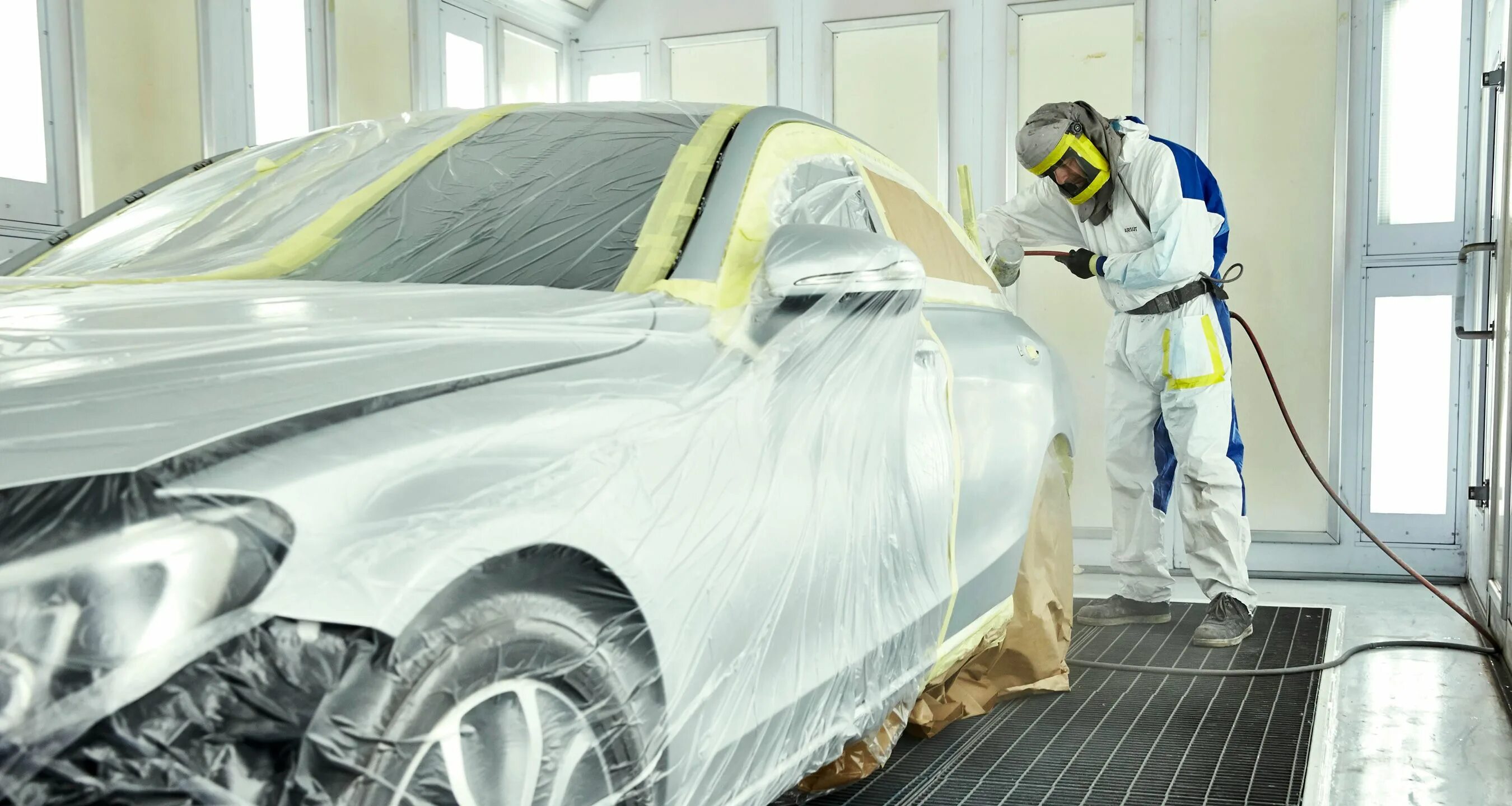 Рихтовщик автомобилей. Маляр машин. Подготовщик автомобилей к покраске. Олег нестеров автомаляр. Ученик автомаляра вакансии.