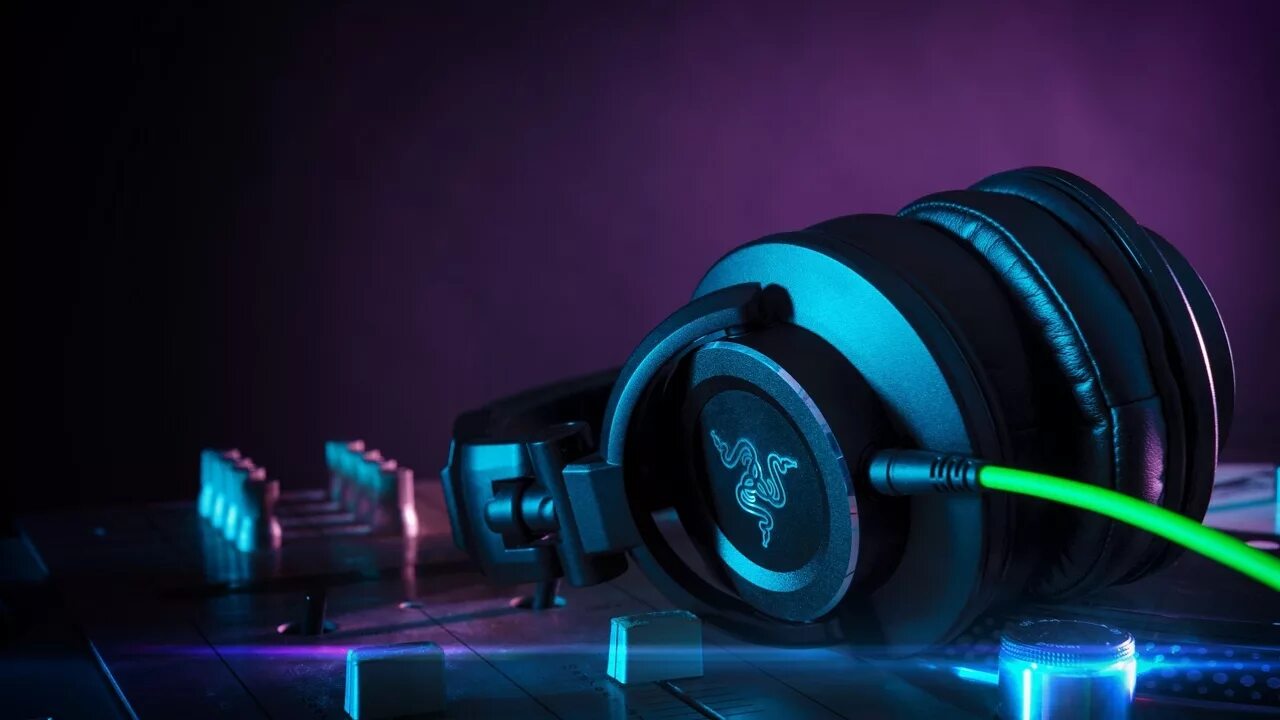 Youtube sound. Наушники Razer Adaro DJ. Наушники Razer басы. Наушники обои. Ди - джеский пульт с наушниками.