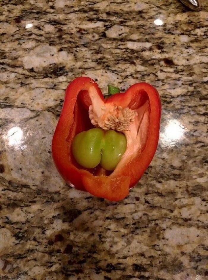 Необычные овощи. Перец в перце вырос. Перец в перце вырос. Перец изнутри. Овощи необычной формы.