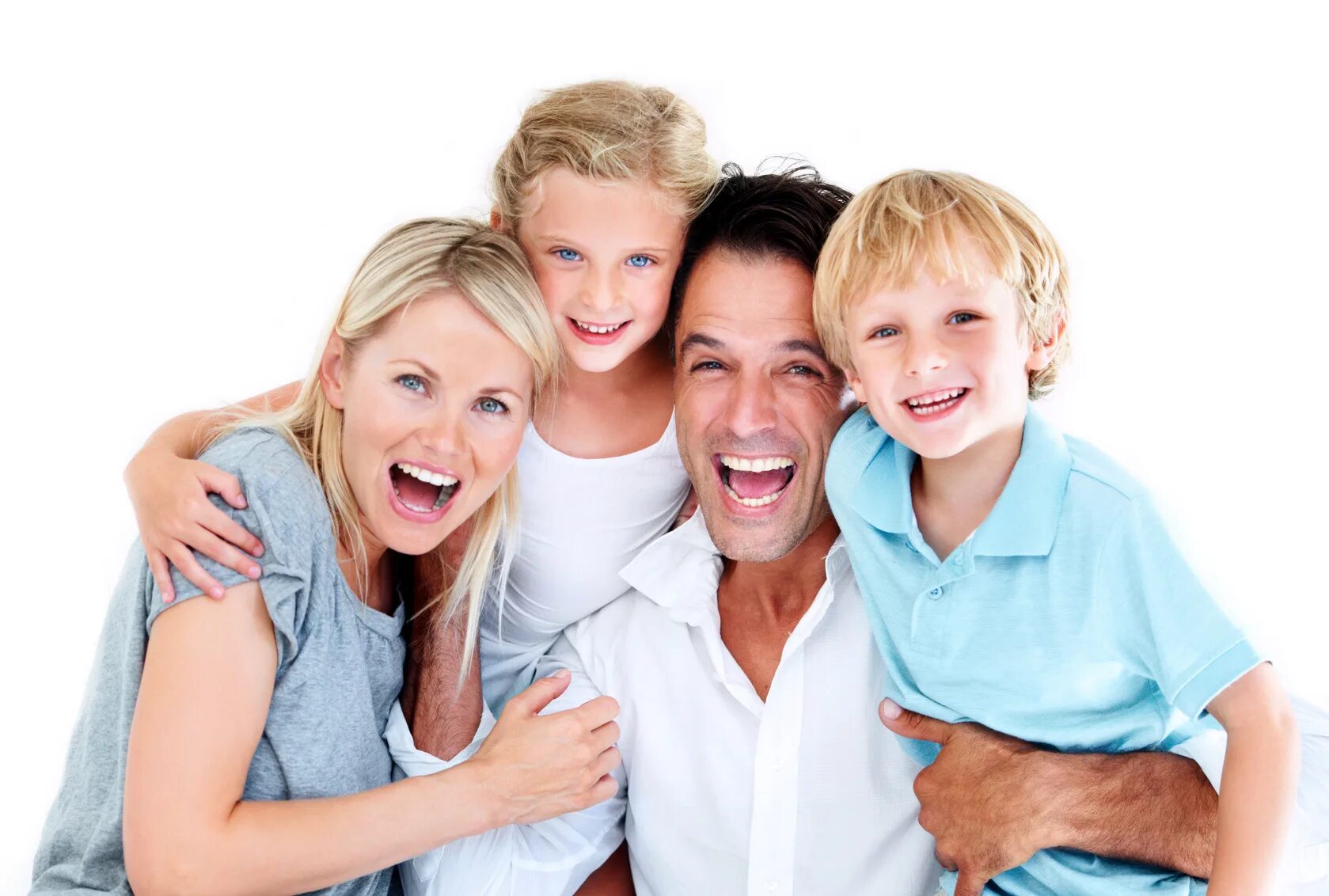 Счастливая современная семья. Счастливая семья. Семья на белом фоне. Семья улыбается. Родители на белом фоне.
