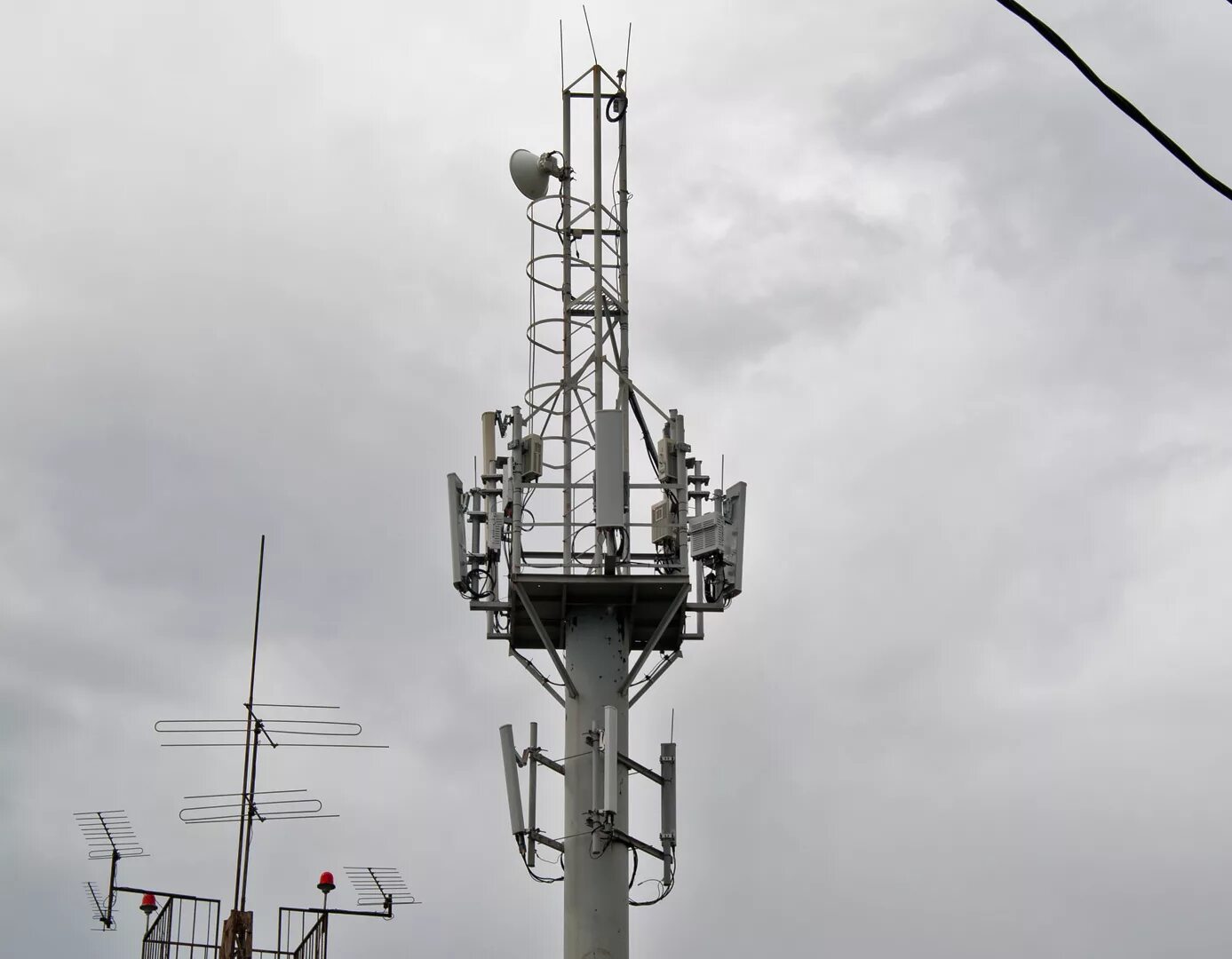 Мобильные станции связи. Базовая станция 4g LTE. Базовая станция сотовой связи LTE. Базовые станции сотовой связи стандарта 4g/LTE. Антенна базовой станции 4g LTE.