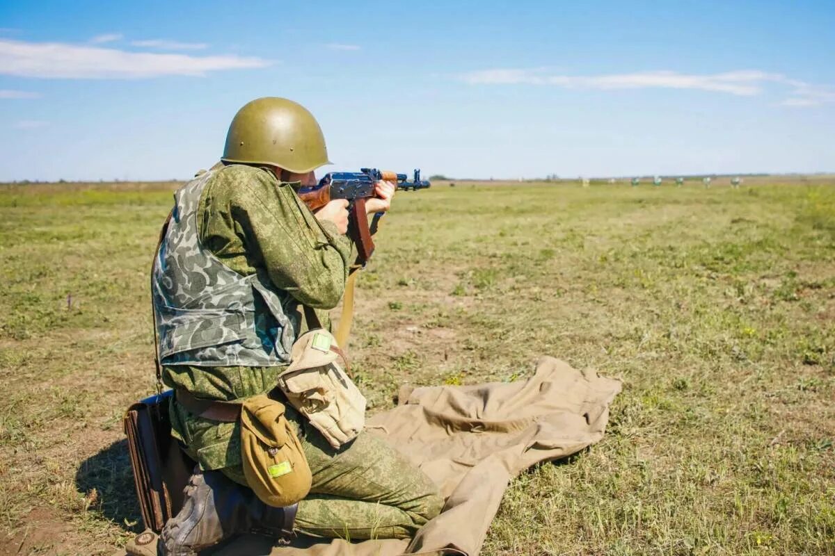 Апрель русский солдат. Военные стрельбы. Солдат с автоматом. Солдат на стрельбах.