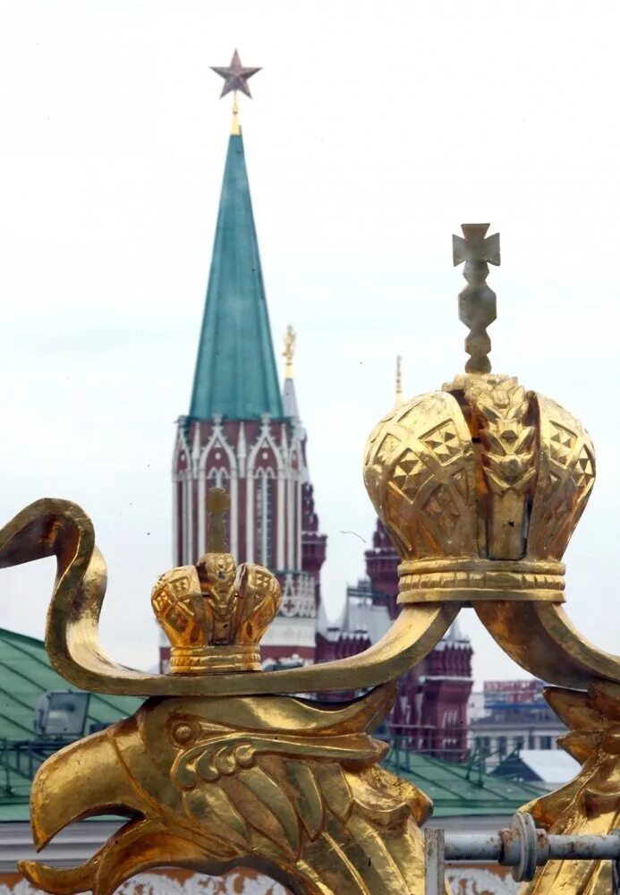 Спасская башня московского кремля звезда 1935 года. Двуглавые орлы на спасской башне московского кремля до 1935. Рубиновые звезды московского кремля. Орлы на башнях кремля. Орлы на башнях кремля.