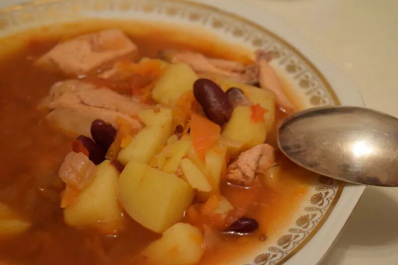 Как сварить суп из консервированной фасоли красной. Куриный суп с фасолью консервированной красной. суп с фасолью консервированной и курицей. суп из фасоли консервированной красной с курицей. суп фасолевый из консервированной красной фасоли с курицей.