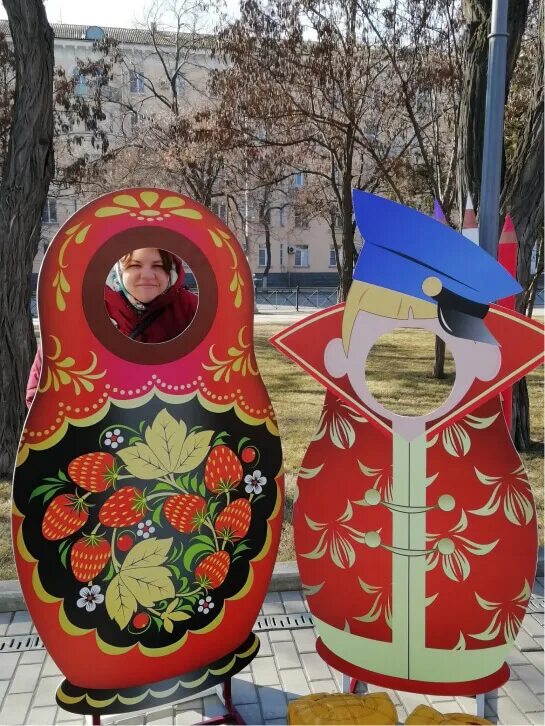 Матрешка из фанеры. Матрешки с вырезом для лица. Фотозона на масленицу своими руками в помещении. Тантамарески в русском народном стиле. Фотозона матрешки.