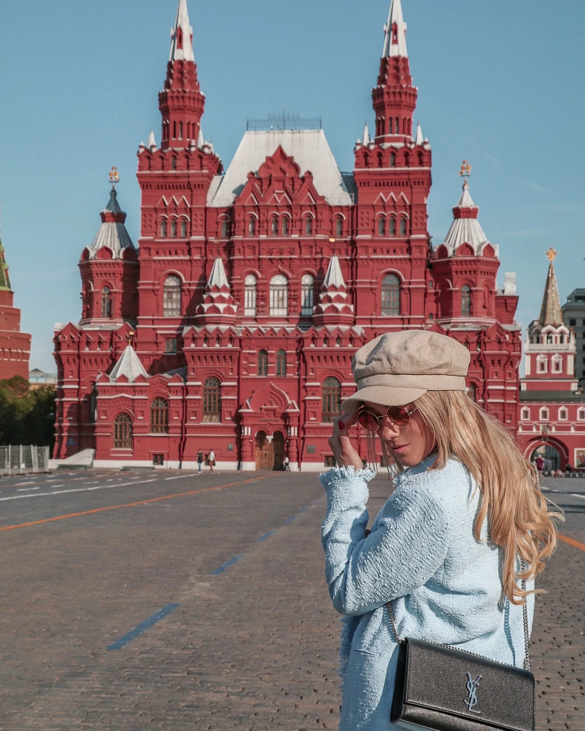 Москва где можно сделать. Фотосессия на красной площади. Фотографии красной площади. Девушка на красной площади. Красиво сфоткаться на красной площади.