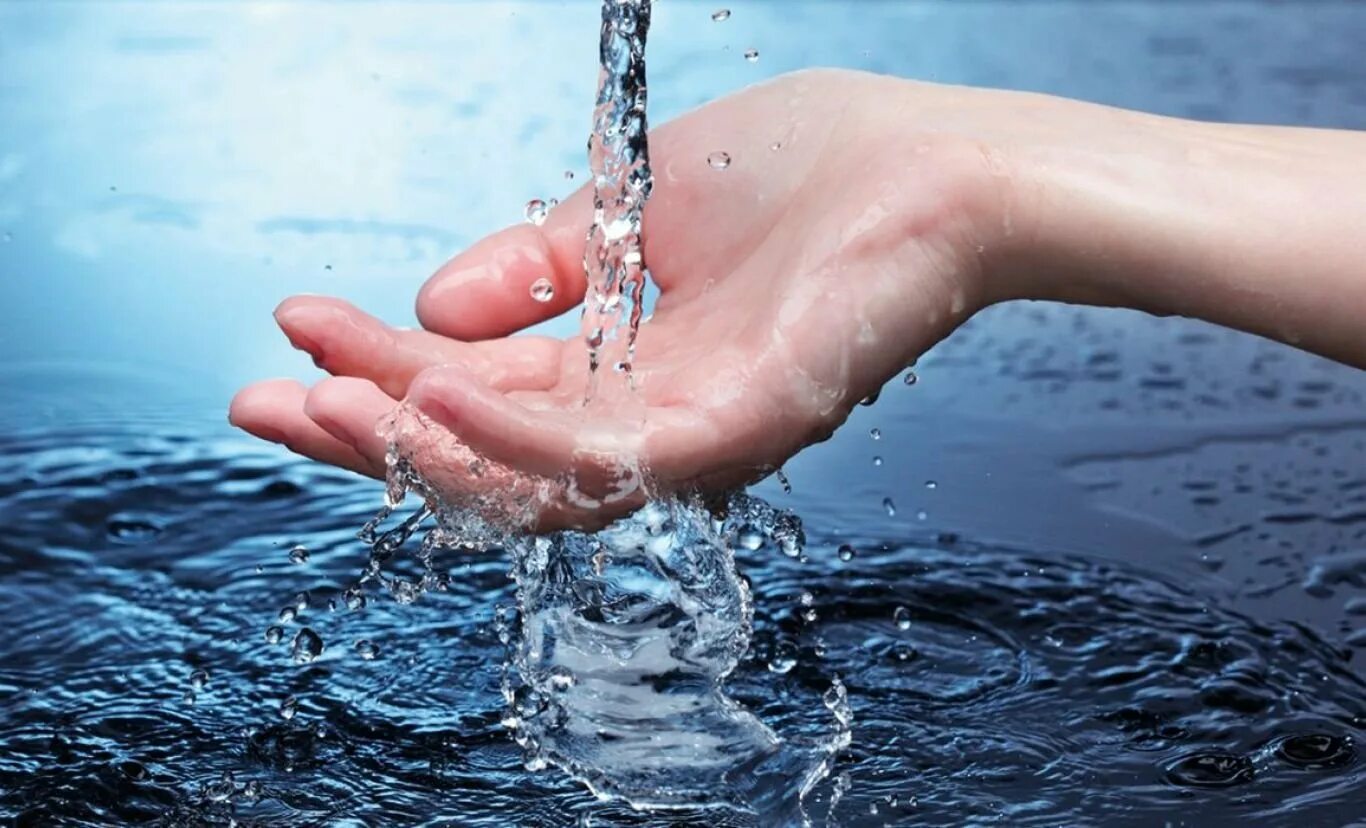 Вода в руках. Просят бесплатную воду. Водакв руках. Родниковая вода. Водакв руках.