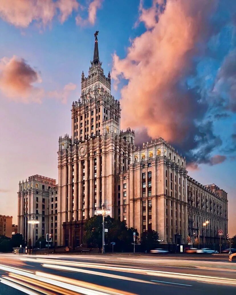 Сталинская высотка у метро красные ворота. Здание красные ворота москва. Сталинские высотки красные ворота. Сталинская высотка на красных воротах. Здание красные ворота москва.