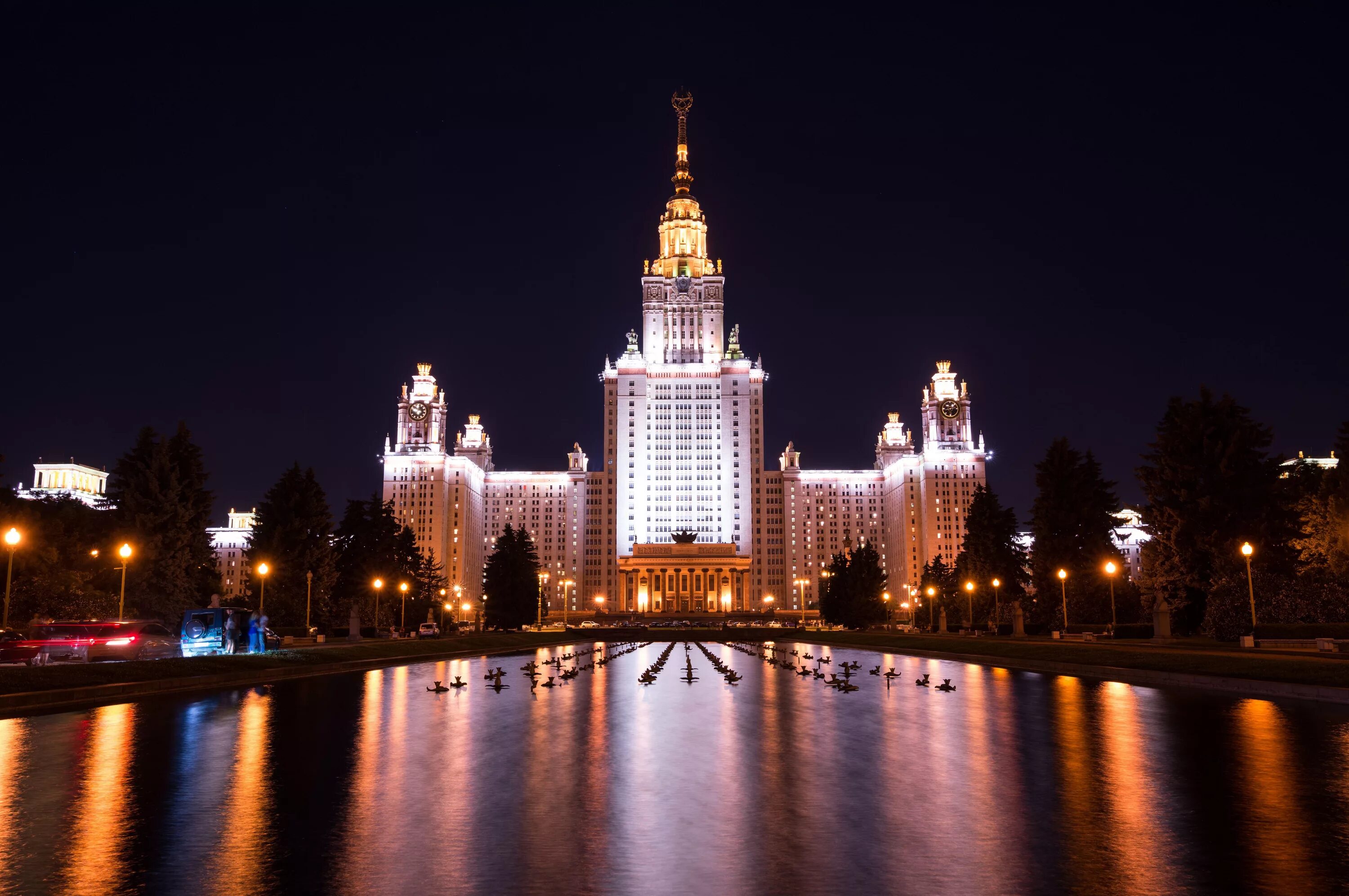 Мгу обои. Здание МГУ В Москве ночью. Ночная Москва Москоу Сити МГУ. МГУ Ломоносова 1080. 4 Здания МГУ.