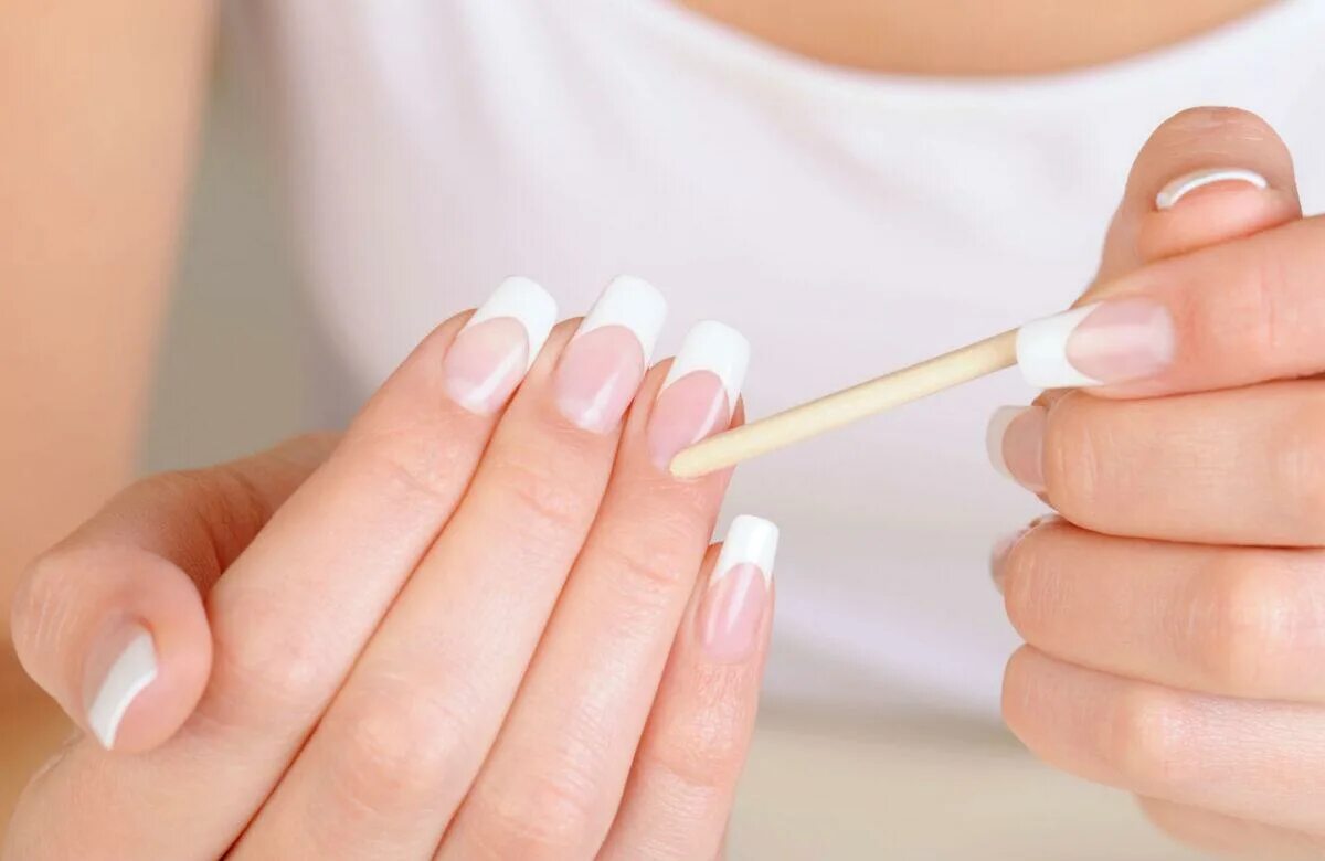 Домашний маникюр. Нанесение масла на кутикулу. Как ухаживать за кутикулой между маникюрами. Классический маникюр. Как ухаживать за кутикулой между маникюрами.